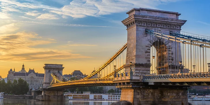 Je tu spousta památek a jiných zajímavých míst. Řetězový most je nejstarší budapešťský most přes Dunaj.