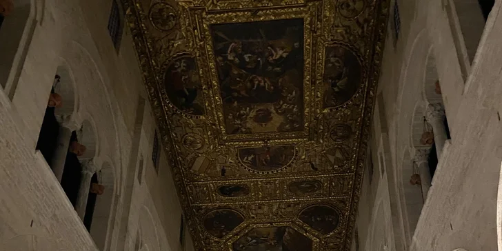 Počas dňa navštívite Basilica di San Nicola a Cattedrale di San Sabino, dve najvýznamnejšie pamiatky starého mesta. 