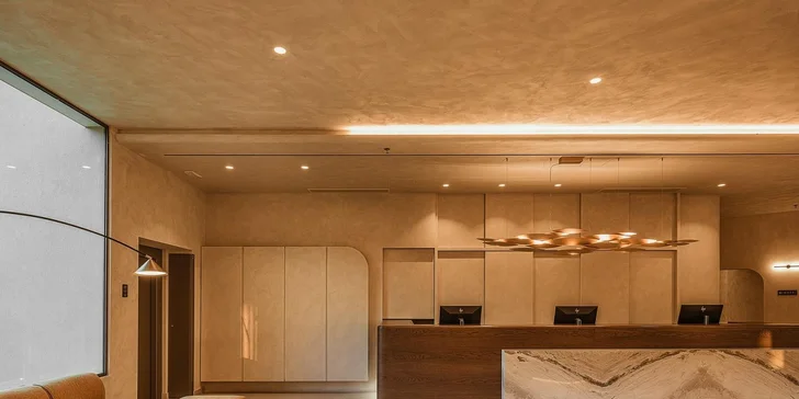 Hlavní restaurace Panorama vás přivítá prostornou terasou, kde si bufetové lahůdky vychutnáte s výhledem na hory i mořskou hladinu.