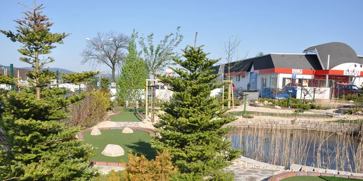 Adventure golf je něčím přesně mezi golfem a minigolfem.