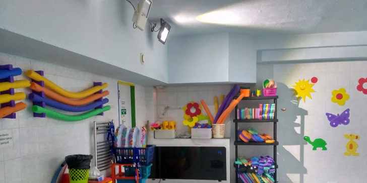 V bazénu lze zapůjčit plavací nudle nebo jiné plavací pomůcky pro možnou rehabilitaci či relax.