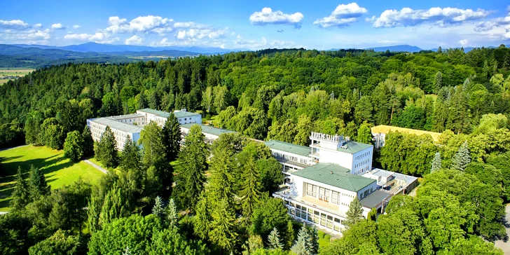 Kúpele Sliač z vtáčej perspektívy. Kúpele sú umiestnené v nádhernom parku, vhodnom na prechádzky a relax. 