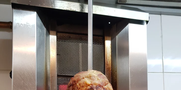 150 g kuřecího dostanete v tortille nebo housce.