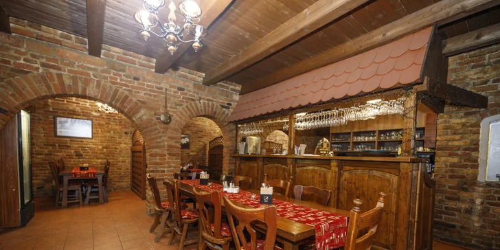 Snídaně i večeři si vychutnáte v rustikální restauraci.