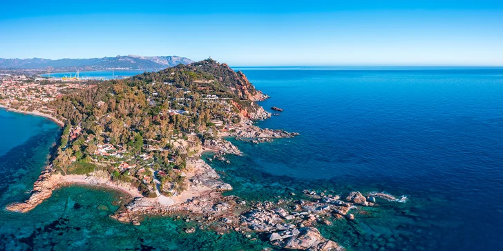 Cala Moresco nabízí malebné pláže a okouzlující útesy.