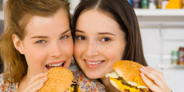 Dva obří hovězí burgery a hranolky s tatarkou