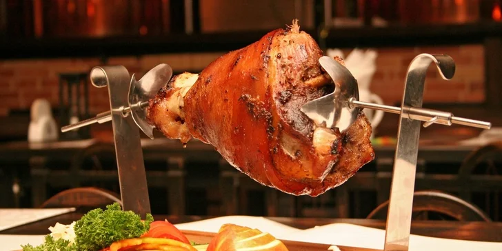 500gramový tatarák nebo 1 kg pečené vepřové koleno
