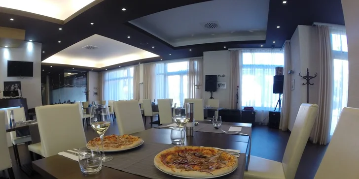 Pizza a sklenka pro dokonalý večer ve dvou