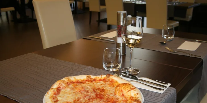 Pizza a sklenka pro dokonalý večer ve dvou
