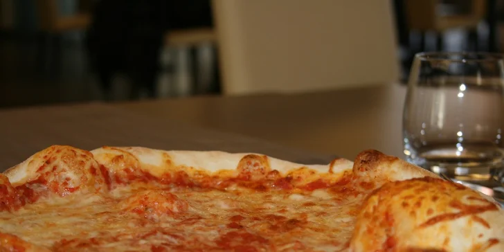Pizza a sklenka pro dokonalý večer ve dvou