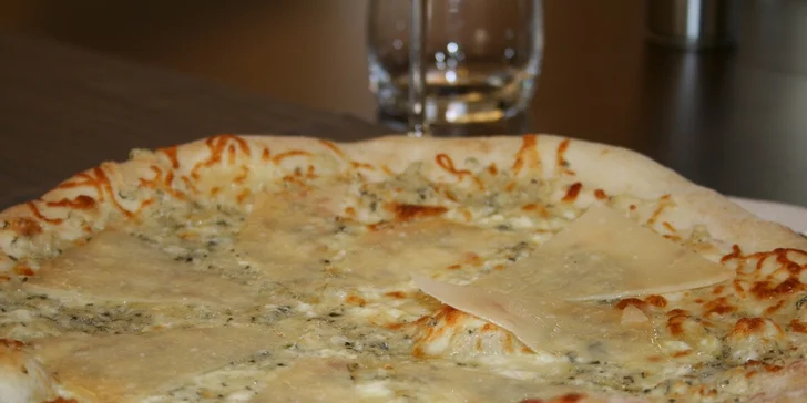 Pizza a sklenka pro dokonalý večer ve dvou