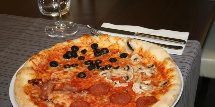 Pizza a sklenka pro dokonalý večer ve dvou