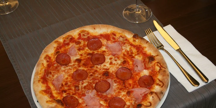 Pizza a sklenka pro dokonalý večer ve dvou