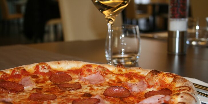 Pizza a sklenka pro dokonalý večer ve dvou