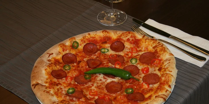 Pizza a sklenka pro dokonalý večer ve dvou