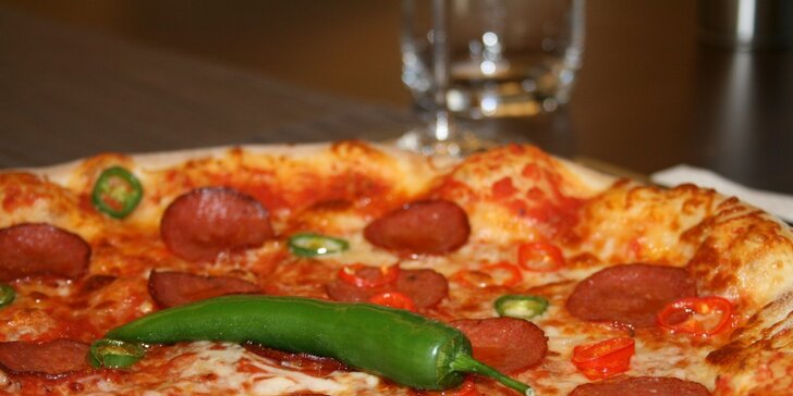 Pizza a sklenka pro dokonalý večer ve dvou