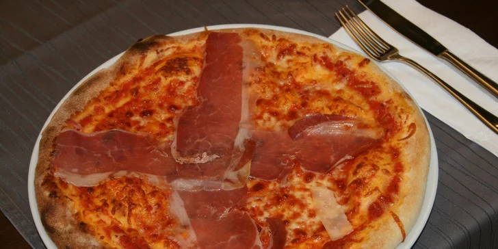 Pizza a sklenka pro dokonalý večer ve dvou