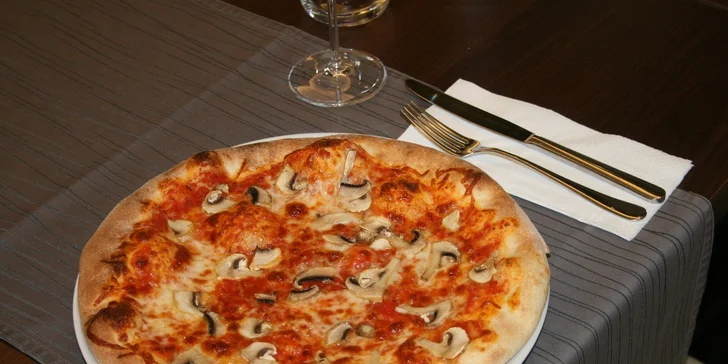 Pizza a sklenka pro dokonalý večer ve dvou