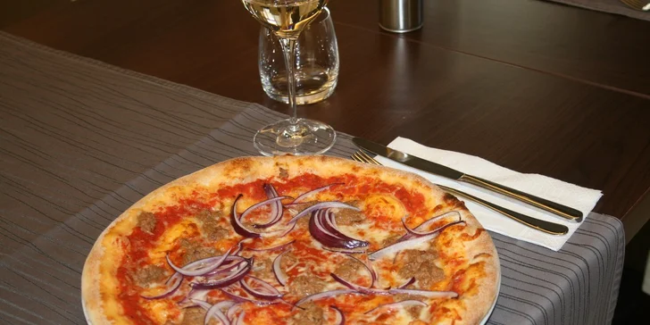 Pizza a sklenka pro dokonalý večer ve dvou