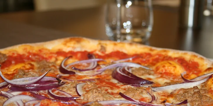 Pizza a sklenka pro dokonalý večer ve dvou