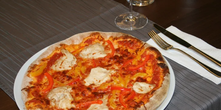 Pizza a sklenka pro dokonalý večer ve dvou
