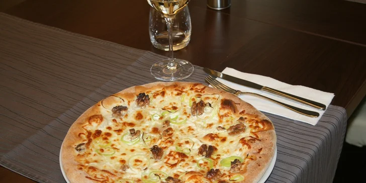 Pizza a sklenka pro dokonalý večer ve dvou