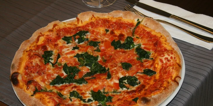 Pizza a sklenka pro dokonalý večer ve dvou