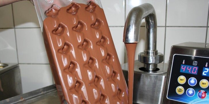 Zdobení a odlévání pravé bílé či hnědé belgické čokolády v Rodas