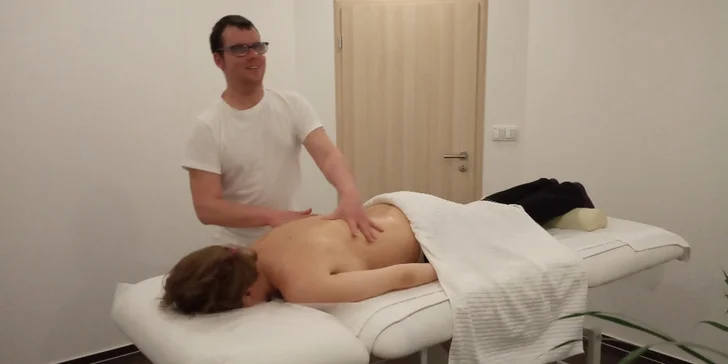 Zajděte si na masáž do chráněné dílny (masážního salonu) Nevidomí maséři Pardubice. 