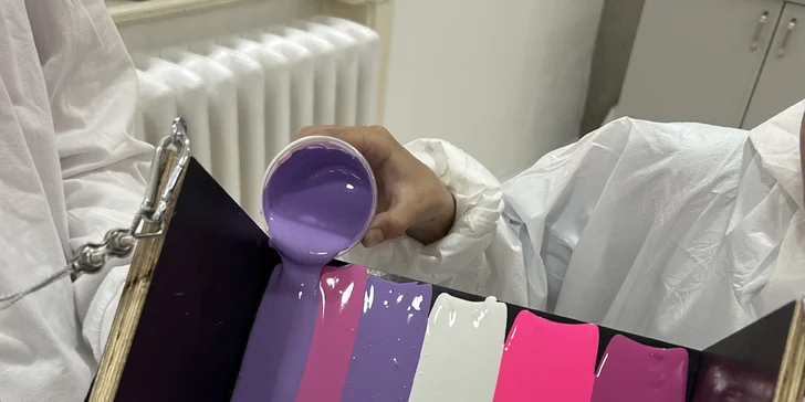 Ochranný oblek i rukavice jsou samozřejmost, stejně jako zkušená asistence po celou dobu tvoření. 