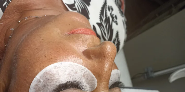Umelé riasy sú vyrobené z hypoalergénneho monofilu s prídavkom syntetiky alebo hodvábu tvarovaného tak, aby sa dokonale prilepil k prírodnej riase. Sú ľahké, lesklé a na nerozoznanie od tých prírodných.