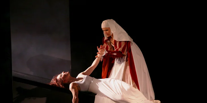 O. Šoth (režisér a choreograf) divákom nechce ponúknuť Rómea a Júliu ako romantický príbeh. Ctí si predlohu a tá vychádza z renesančnej doby, kedy ženy neboli romantické, ale tvrdo pracovali. 