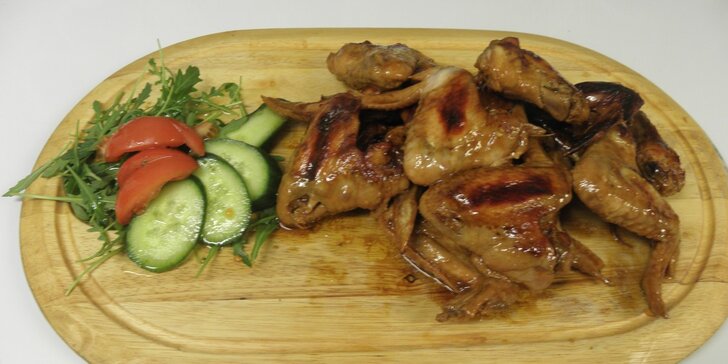 1,5 kg marinovaných kuřecích křídel na medu s pečivem a zeleninovým salátem