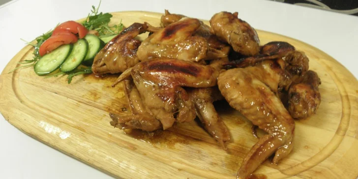 1,5 kg marinovaných kuřecích křídel na medu s pečivem a zeleninovým salátem