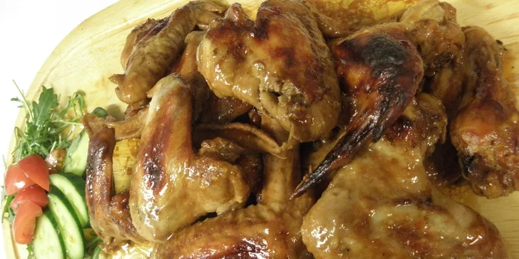 1,5 kg marinovaných kuřecích křídel na medu s pečivem a zeleninovým salátem