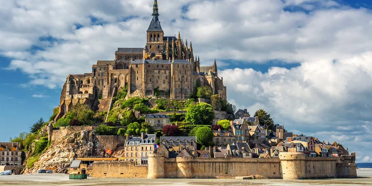  Uvidíte například Mont St.Michel, unikátní opevněný klášter na hoře, uprostřed mocným přílivem zaplavovaných mělčin. 