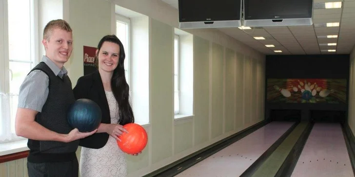Hodina bowlingu a maxi hromada kuřecích křídel