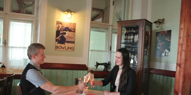 Hodina bowlingu a maxi hromada kuřecích křídel
