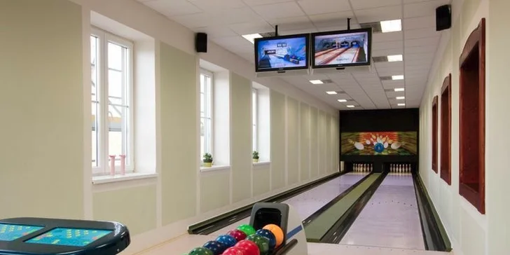 Hodina bowlingu a maxi hromada kuřecích křídel