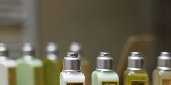 Připravenou tu budete mít kosmetiku L’Occitane a fén.