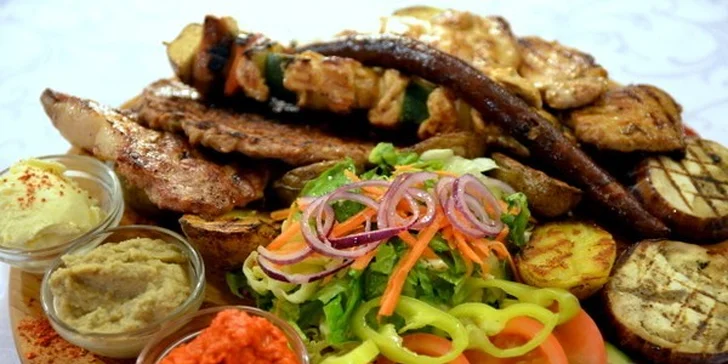 Výběr ze dvou šťavnatých balkánských menu pro 2 osoby
