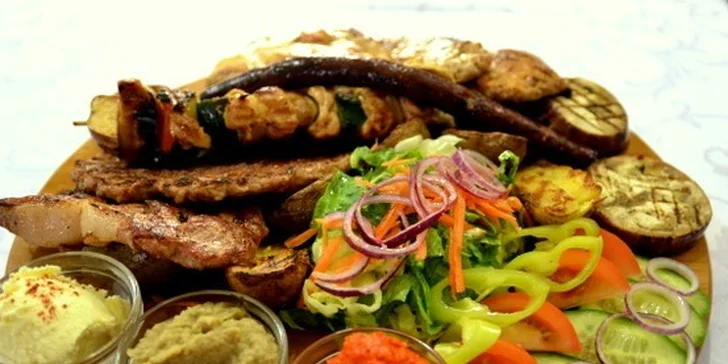 Výběr ze dvou šťavnatých balkánských menu pro 2 osoby