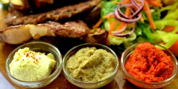 Výběr ze dvou šťavnatých balkánských menu pro 2 osoby
