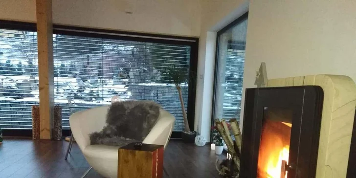 Připravené budete mít i dřevo do krbu, které vydrží cca na 1 celý den.