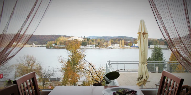Z vyhřáté restaurace se budete kochat výhledem na Brněnskou přehradu. 
