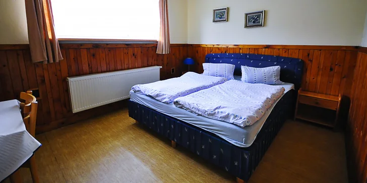 Pokoje jsou jednoduché, ale útulné.