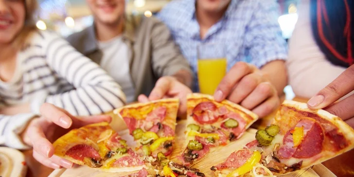 2 pizzy a 1 hodina bowlingu až pro 6 osob