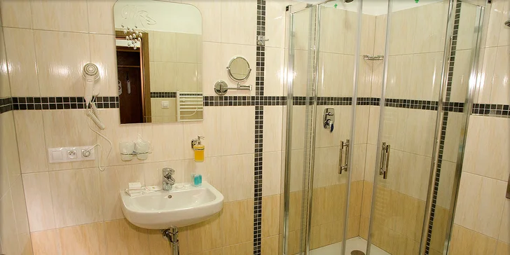 Koupelny jsou vybaveny sprchovým koutem, vysoušečem vlasů, hygienickou kosmetikou a ručníky. 