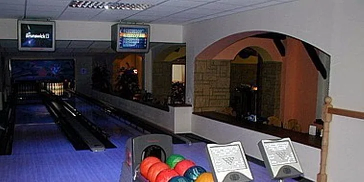 Zábava i bezva bašta: bowling až pro 8 osob a k tomu žebra nebo mini řízečky