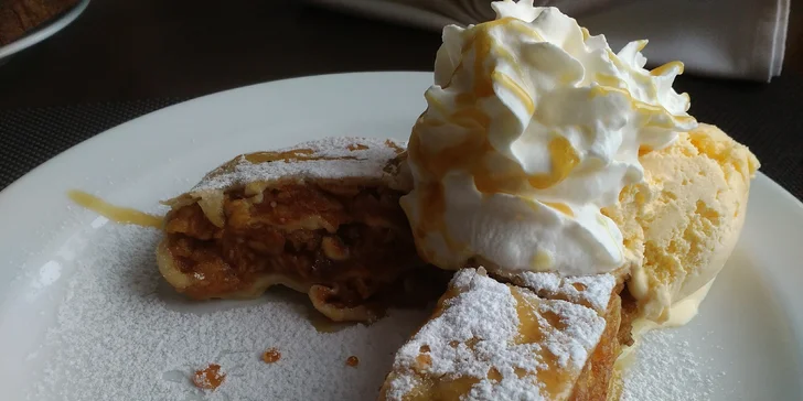 Pokud jste zvyklí na sladkou tečku, nahlédněte do menu a objednejte si třeba závin.